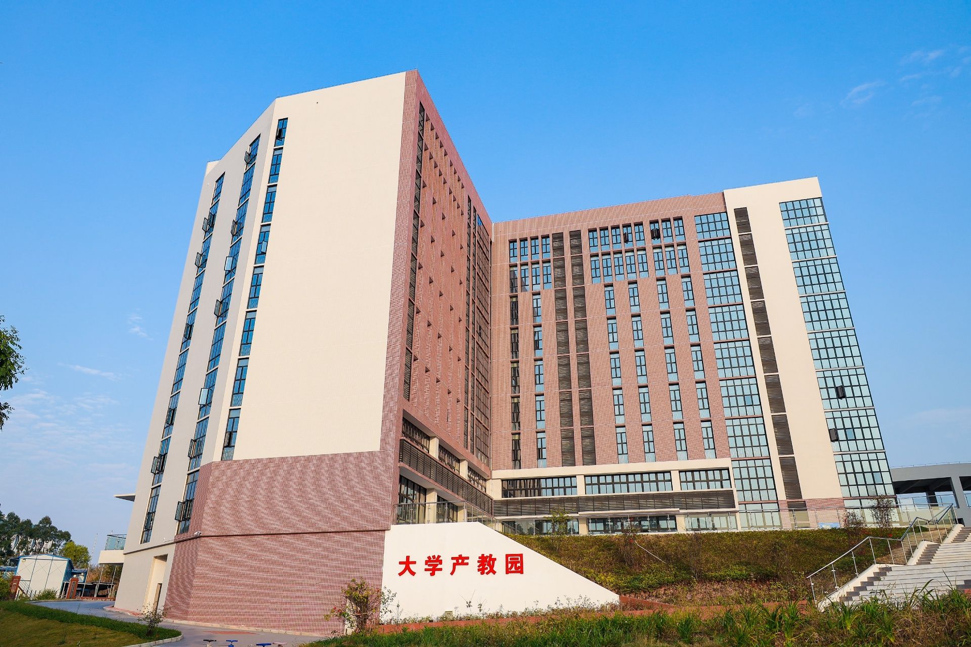 轻院精神：自强敬业求实创新